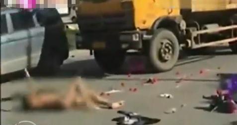 大四男生向女老师表白遭拒 当街裸滚半小时(图)1