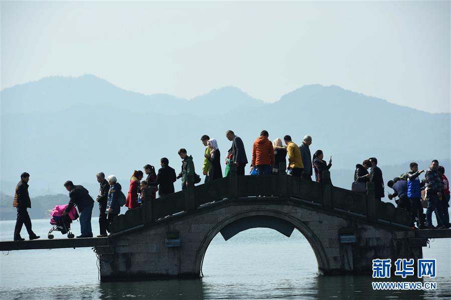 #（经济）（3）春节假期全国接待游客超3亿人次 