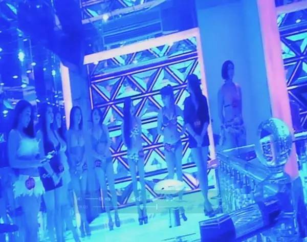 年轻女孩靠约会免费环游世界