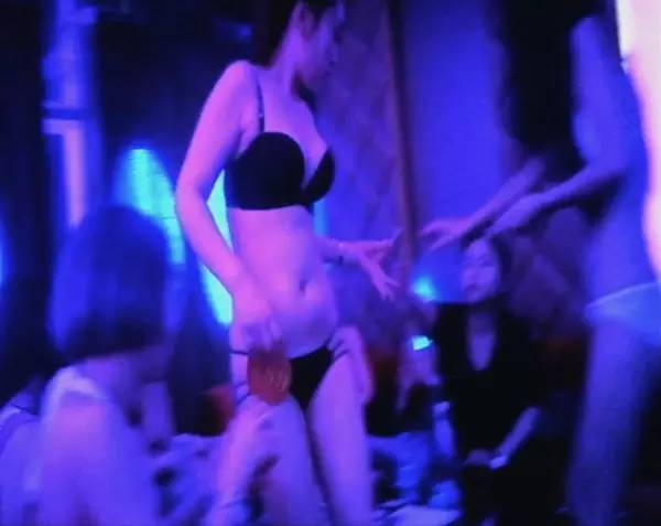 年轻女孩靠约会免费环游世界