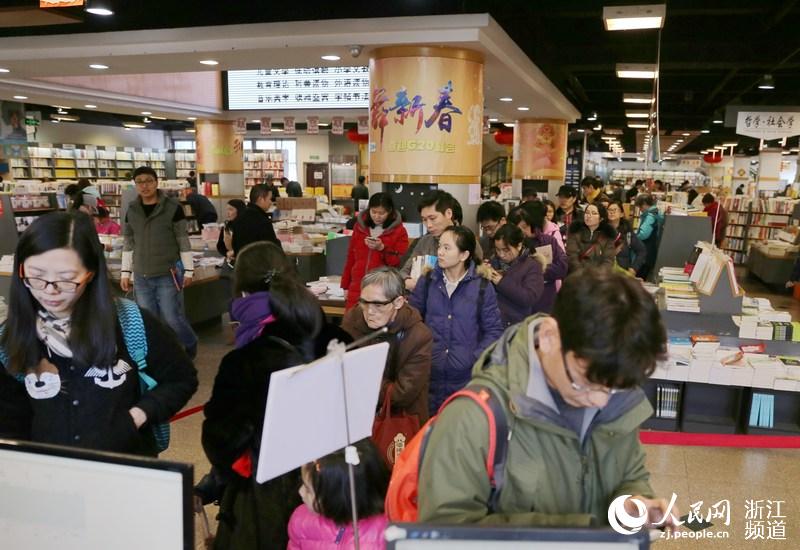 等待借阅的市民排成了长队。