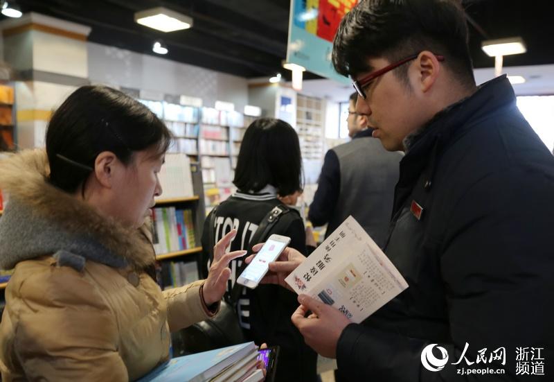 图书管理员向市民讲解活动规则。