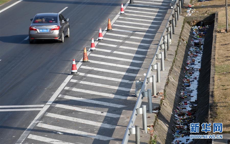 （城乡热点）（2）春运期间60公里高速路每天清垃圾逾20吨 拥堵路段几成“垃圾场”