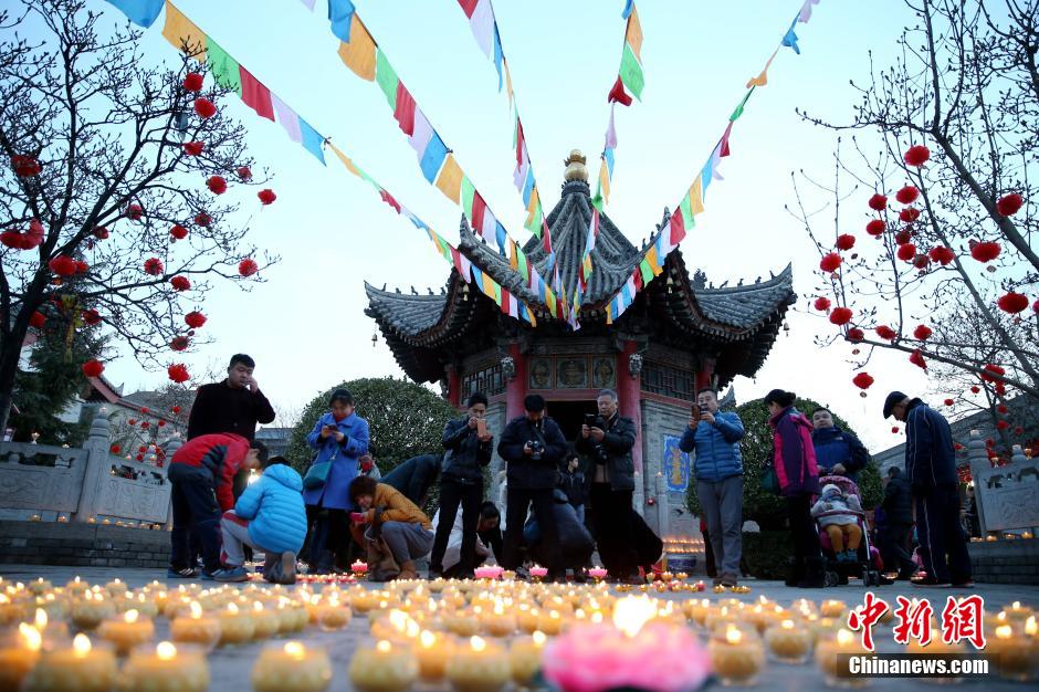 西安广仁寺点亮十万酥油灯祈福新春