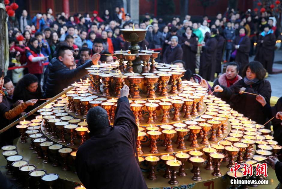 西安广仁寺点亮十万酥油灯祈福新春