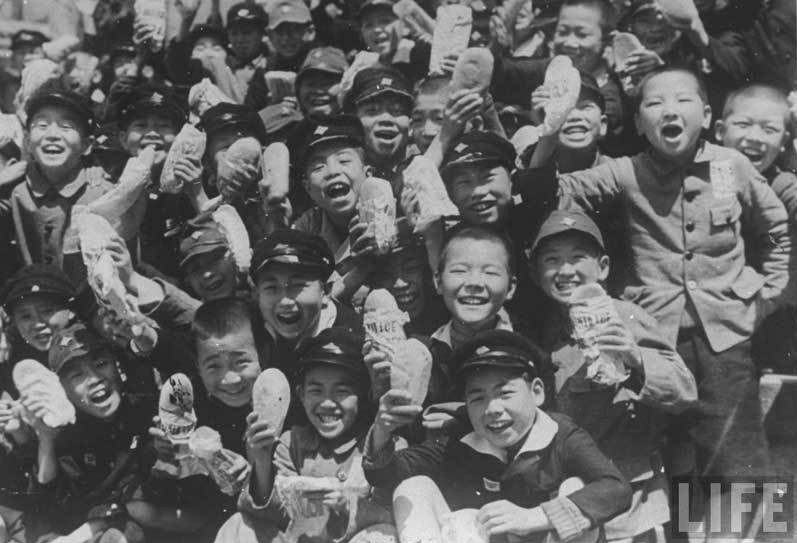 手拿面包微笑的日本学生