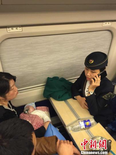 先心病婴儿意外丢失氧气袋动车站点“生死”接力