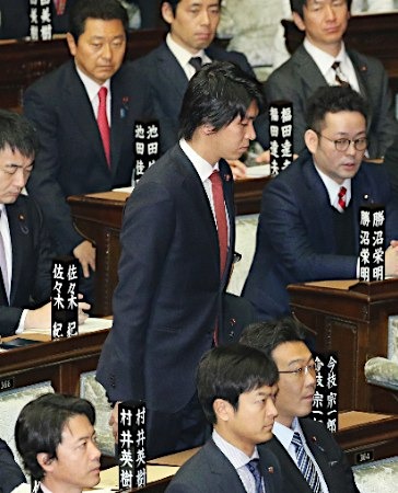 起立者为宫崎谦介。