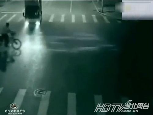 河北诡异车祸(动图) 揭全球超诡异车祸现场惊爆眼球(组图)