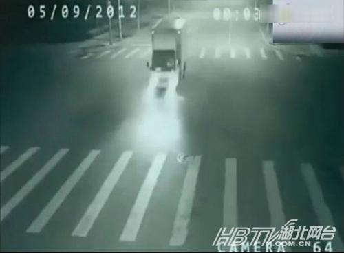 河北诡异车祸(动图) 揭全球超诡异车祸现场惊爆眼球(组图)