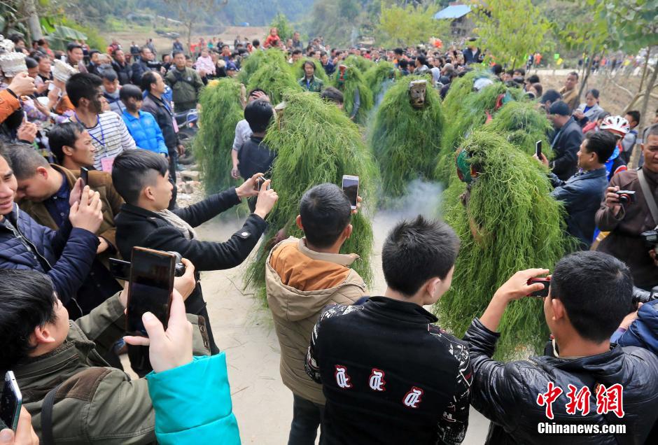 广西融安演绎传统“芒篙节”抹灰送福
