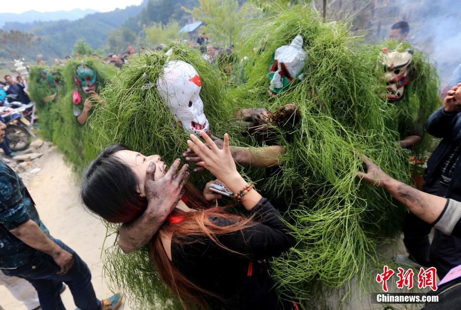 广西融安演绎传统“芒篙节”抹灰送福