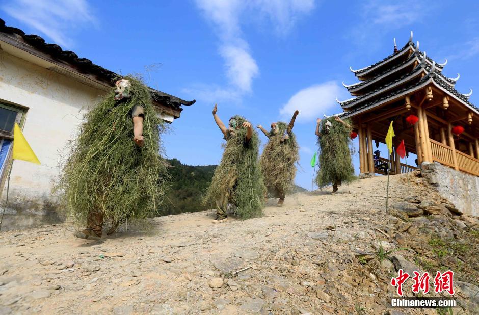 广西融安演绎传统“芒篙节”抹灰送福