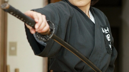 日本演员在排练中被武士刀捅伤肚子伤重死亡
