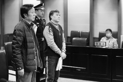 李某（左）与薛某在法庭上受审