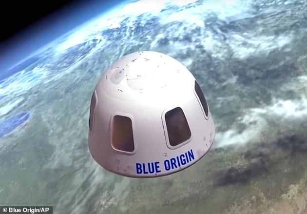 太空舱与推进火箭分离后，并不会环绕地球轨道飞行，而是依靠降落伞下降。