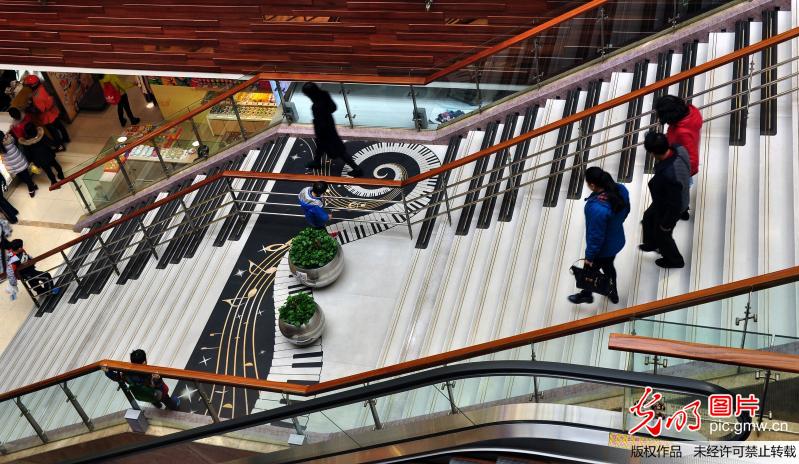 上海商场现钢琴阶梯用脚踩出趣味音符(2)-千