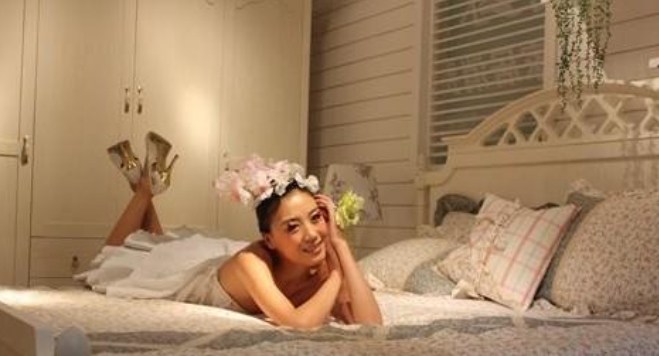 90后女研究生当“臀模” 曲线完美引热议
