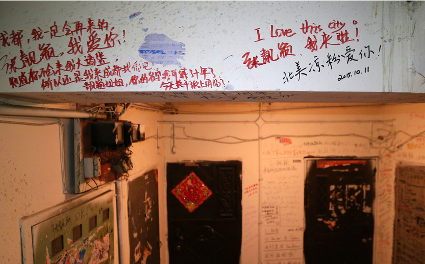 成都张靓颖旧居楼道变涂鸦板 粉丝留言住户无奈