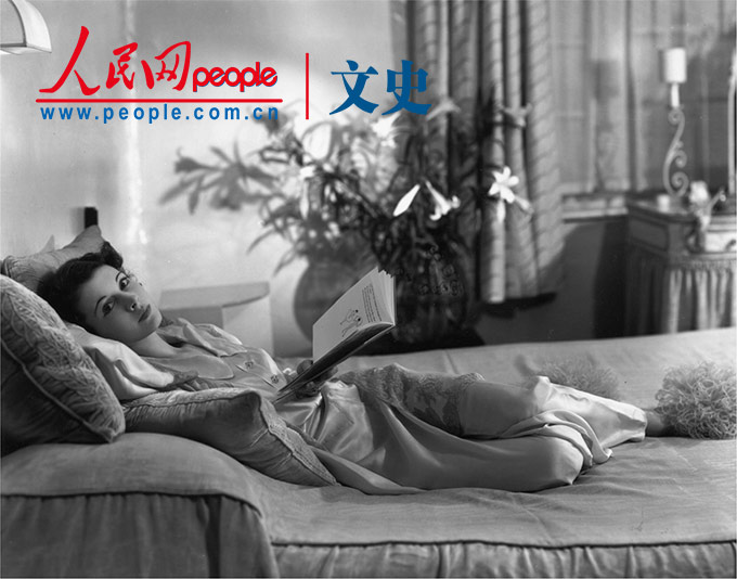 1935年1月，萨莎拍摄的22岁时的费雯·丽。三个月后，她在伦敦西区演出喜剧《美德的面具》。这一成功使她立刻得到了与亚历山大·柯达高达5万英镑的合同。