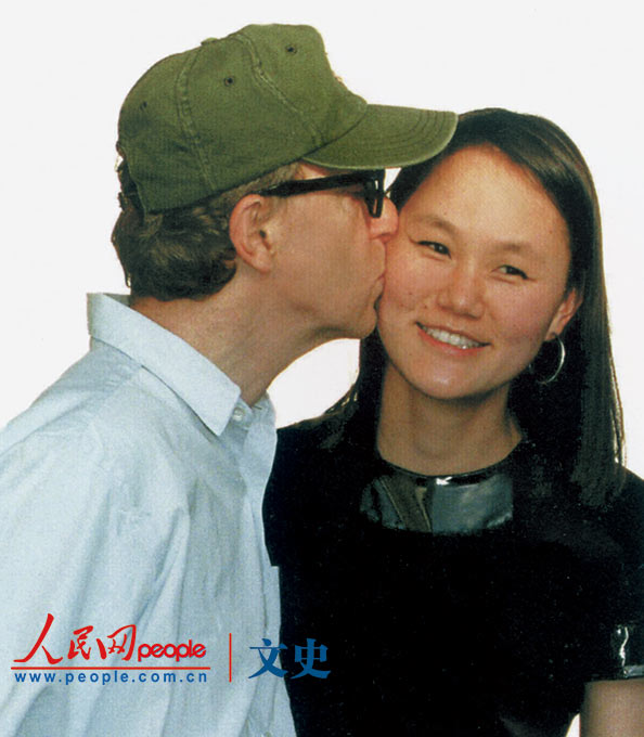 丈夫、妻子和养女。1992年8月25日，米亚·法罗出现在抚养权听证会上，她指控伍迪·艾伦（左）性侵害了她的养女迪伦。