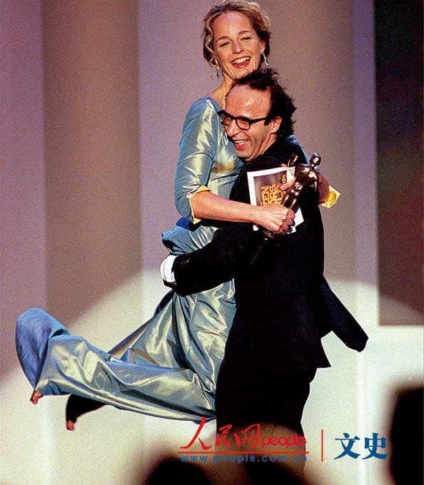 1999年3月8日，罗伯托·贝尼尼庆祝自己获得美国影视演员协会奖时一把抱起了海伦·亨特。