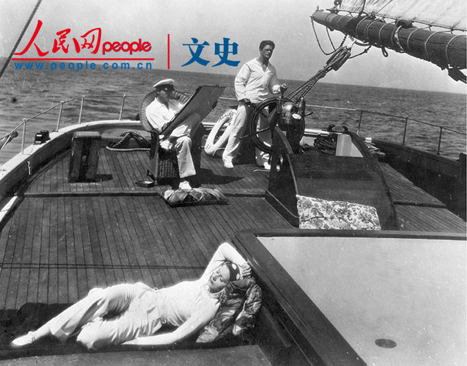 1932年，葛丽泰·嘉宝和尼尔斯·阿斯瑟，他们俩都曾在瑞典师从莫里兹·斯蒂勒，而后双双进入好莱坞。嘉宝是传奇式的人物，而阿斯瑟则是优雅的浪漫影星，但他的外国口音使他在有声电影时代的发展受到挫折。