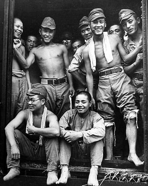 这些士兵已经登上火车车厢，挤在门口等待美国记者拍照。从一张张笑脸看出此时心情的激动，和平的到来不但保住了性命，还燃起对开辟未来新生活的希望。