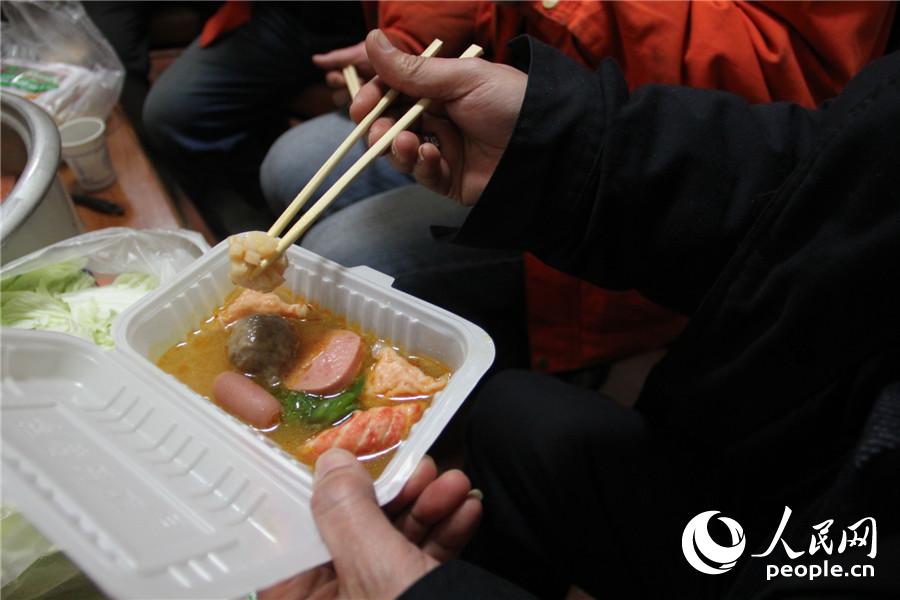 14.一个一次性饭盒，一双筷子，一炉临时火锅，这顿春节中的晚饭略显简单，但却能给将持续一夜的检修作业补充能量