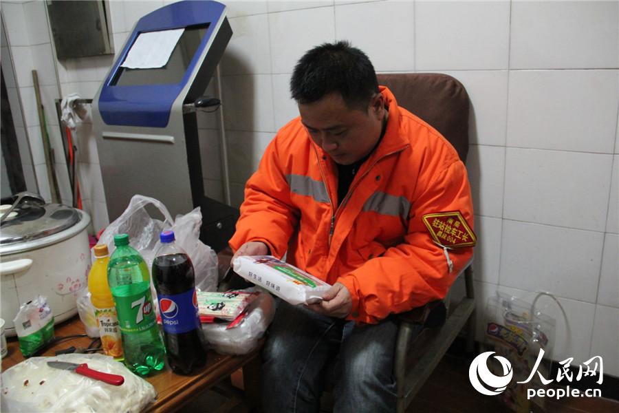 13.此时他们的工长在站台一旁的间休室里努力地为自己的工友准备一顿站台上的晚饭
