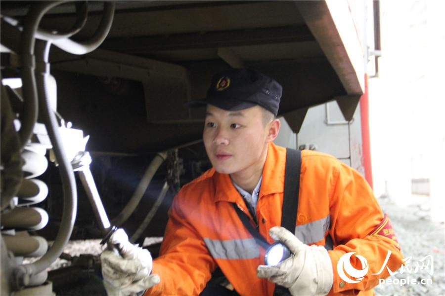 11“黄大褂”用自己的独门兵器——检车锤，轻敲击纵向杆螺栓，轴箱簧，轮对，车钩，判断可能存在的车辆病态