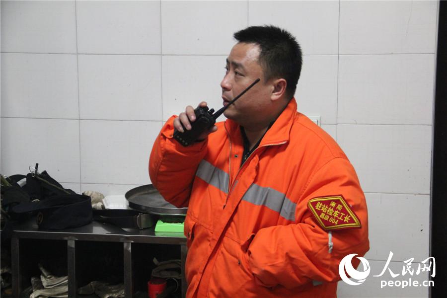 15.尽管晚饭开伙已经过去半个小时，可还是有人忙于手头上的工作，没能赶来，工长通过对讲机“命令他们”过来