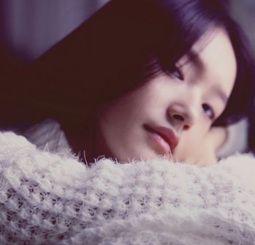 林允晒一字马照片 称：美人鱼有腿是这个样子