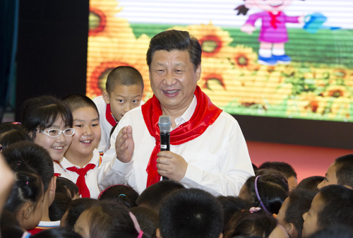 图为2014年5月30日，习近平总书记在海淀区民族小学参加队日活动。