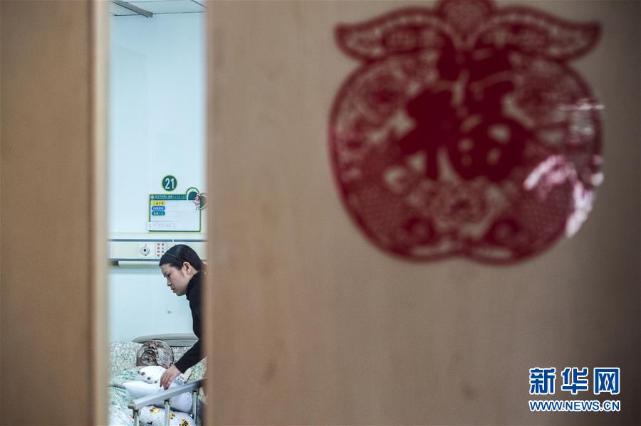 （中国网事·感动人物·图文互动）（1）“炸弹”引爆瞬间，他用胸膛堵了上去——湖北“扑爆哥”为救人用身体压住“炸弹” 