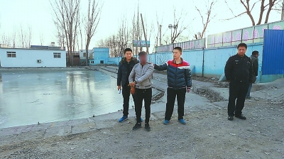 犯罪嫌疑人指认作案现场。