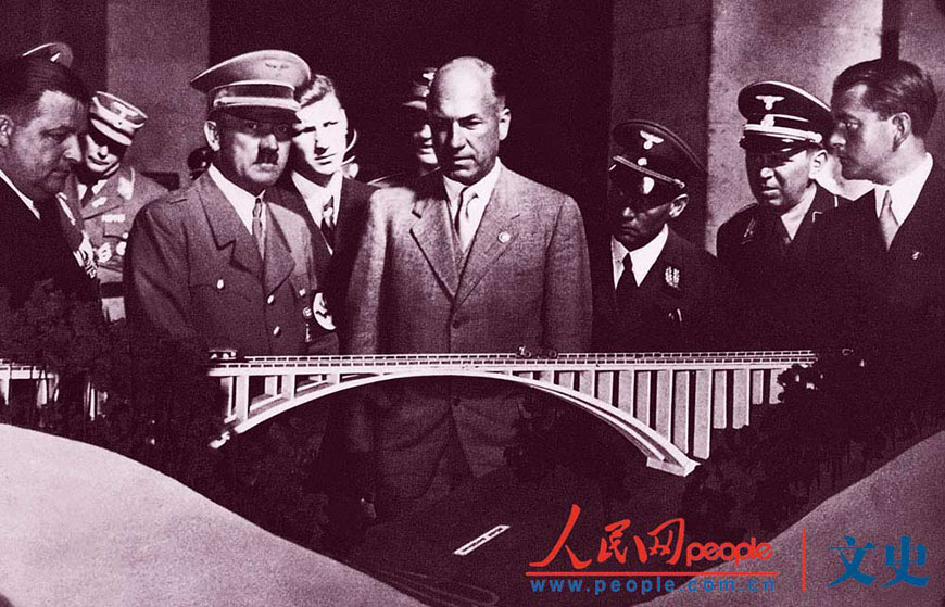 工程师弗里茨·托特（中）向希特勒展示高速公路上的一座桥梁模型。在1942年因飞机失事去世之前，托特策划了几个建筑项目，高速公路便是其中之一。一位同事说：“他是一个值得信赖的人。”（供图：海南出版社《第三帝国》）