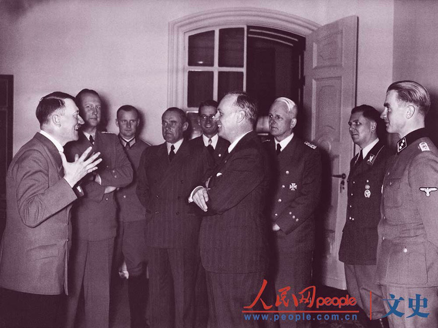 1939年8月， 在与苏联签订了互不侵犯条约之后，外长约阿希姆·冯·里宾特洛甫（中）与元首一同分享喜悦。里宾特洛甫吹嘘说他所违反的协定足够“塞满一箱子”。苏德条约持续了22个月。（供图：海南出版社《第三帝国》）