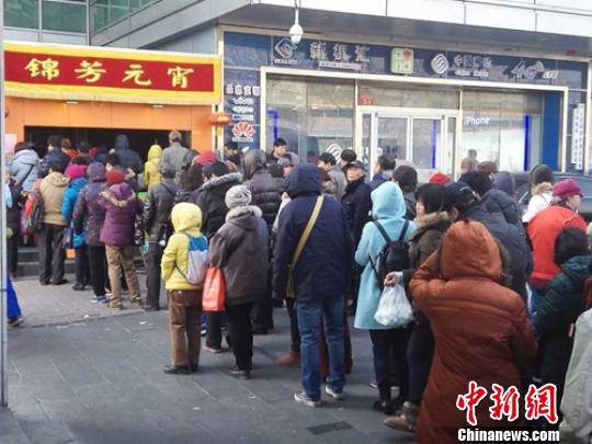 元宵节北京老字号现摇元宵供不应求上百顾客排队