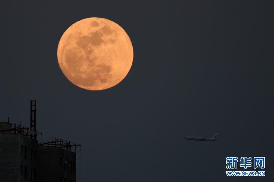 北京元宵节夜空圆月高挂 美丽皎洁