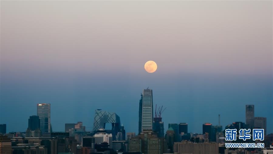 北京元宵节夜空圆月高挂 美丽皎洁