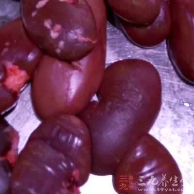 将猪腰去掉臊筋，用水反复洗净