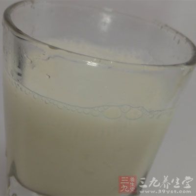 在每100克的牛奶里含有100毫克非常容易吸收利用的钙