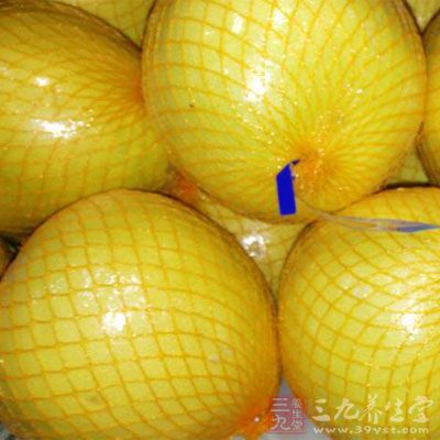 柚子中含有天然叶酸，叶酸不仅对早期妊娠非常重要