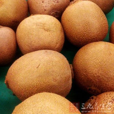 富含维生素C，可干扰黑色素生成