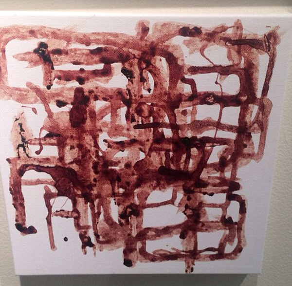 　　但并不是每个人都能理解萨莫拉，事实上，她遭到一系列令人震惊的强烈抨击。一名“推特”用户写道：“这太恶心了。”另一名用户说：“你该去看心理医生。”社交网络上各种仇恨言论都涌向她，说她是“肮脏的”、“恶心的”，有些人甚至对她说“请你去死吧”。但萨莫拉并没有屏蔽这些评论或是不再坚持自己的言论，她不仅转载了其中一些尤其残酷的推文，而且把它们全都打印了下来，贴在一张纸板上。