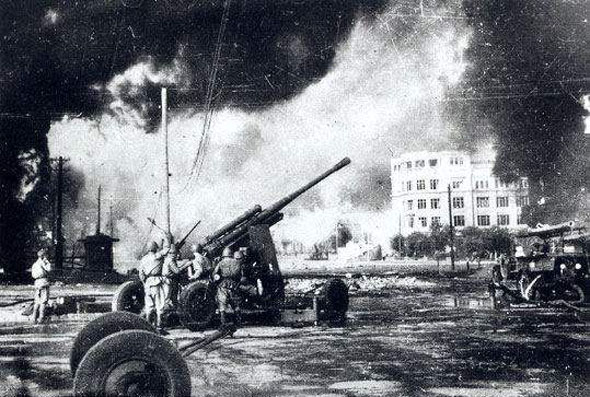 燃烧的斯大林格勒。 防空炮兵对德国的飞机进行射击
