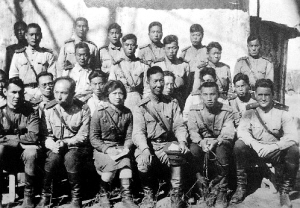这是1944年，被编入苏联远东红旗军８８旅的中国抗联将士与前苏联哈巴罗夫斯克（伯力），瓦西里·伊万诺夫等人合影。前排右三为周保中、左二为李兆麟。新华社发