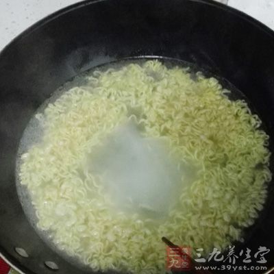 每天都吃这种面会让肠道腐烂