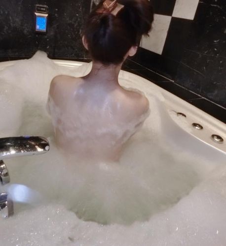 超规事业线+白嫩美腿 台湾LOL美女玩家黃冠潔晒私照
